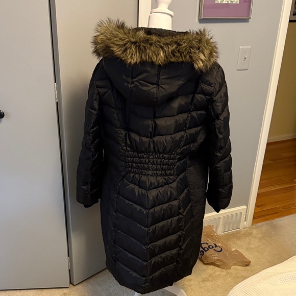 MICHAEL Michael Kors Black Puffer Coat with Faux Fur Trim - Picture 2 of 5